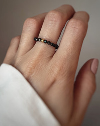Elastic ring with natural obsidian stones