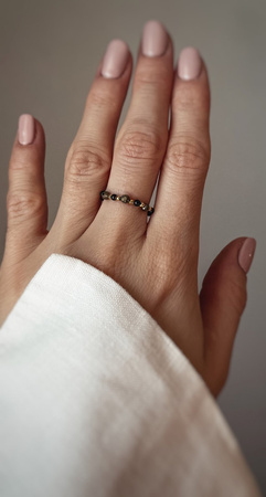 Pierścionek elastyczny kamienie naturalne czarny agat z pirytem