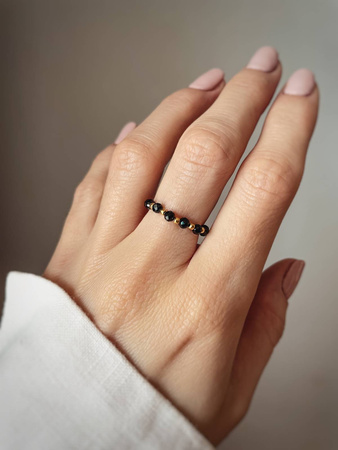 Elastic ring with natural black spinel stones
