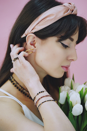 Bransoletka srebrna pozłacana z kamieni naturalnych granat 2 mm