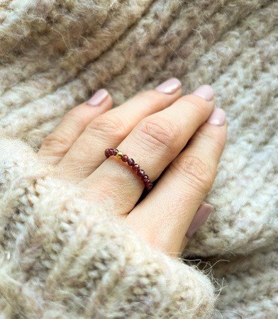 Pierścionek elastyczny kamienie naturalne granat