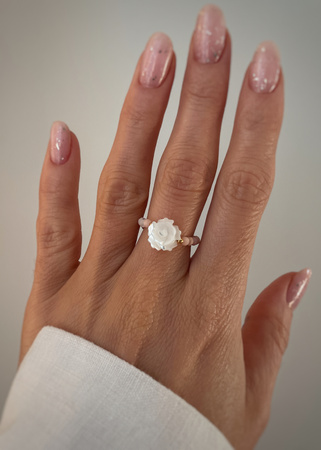 Pierścionek elastyczny opal, róża z masy perłowej, ochrona, optymizm, dobrobyt, pewność siebie