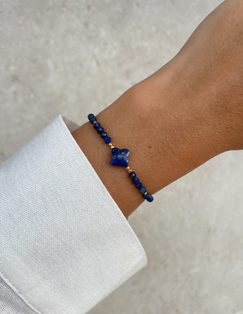 Bransoletka na nici z lapisu lazuli z koniczyną - inspiracja, mądrość, prawda