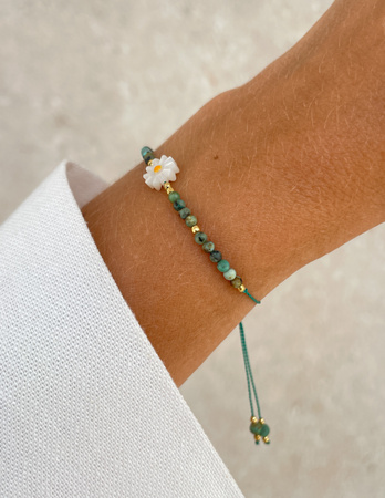 Bransoletka na nici z turkusu z kwiatkiem z masy perłowej  - kreatywność, wyobraźnia, przyjaźń