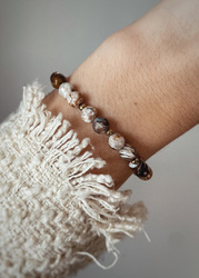 Bracelet on an elastic band with khaki cubic zirconia and natural pearl