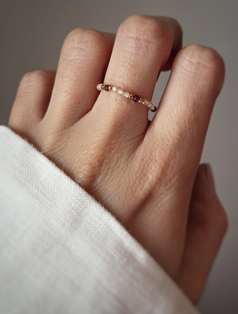 Pierścionek elastyczny kamienie naturalne cyrkonia beżowa i granat