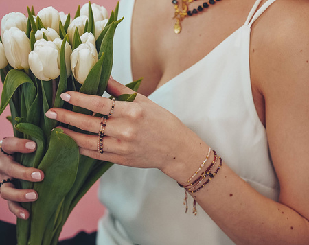 Pierścionek elastyczny kamienie naturalne cyrkonia beżowa i granat