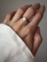 Elastic ring with natural lapis lazuli stones and pearl