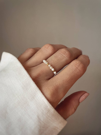 Pierścionek elastyczny kamienie naturalne muszla biała