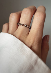 Elastic ring with natural smoky quartz stones