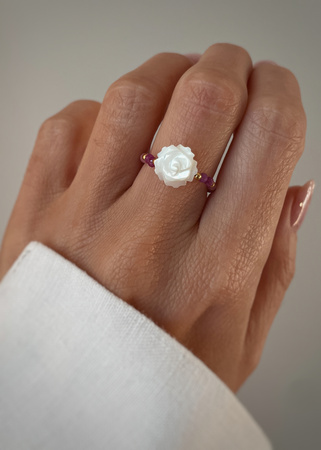 Pierścionek elastyczny różowy turmalin, rubin, róża masa perłowa, ochrona, bogactwo
