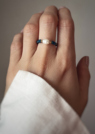 Elastic ring with natural lapis lazuli stones and pearl