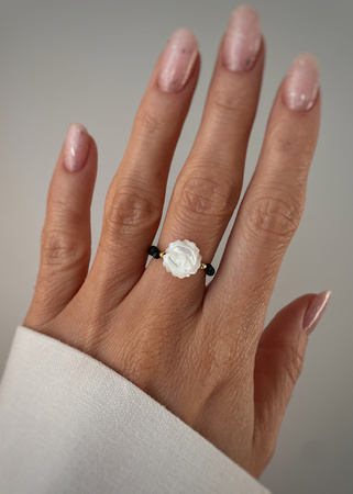 Pierścionek elastyczny czarny turmalin, róża masa perłowa, ochrona