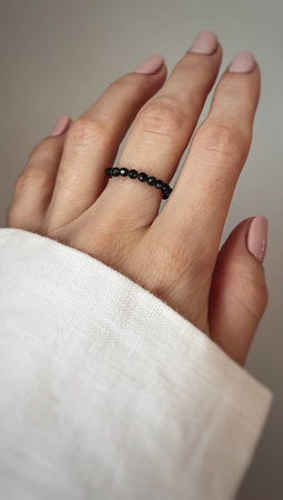 Elastic ring with natural obsidian stones