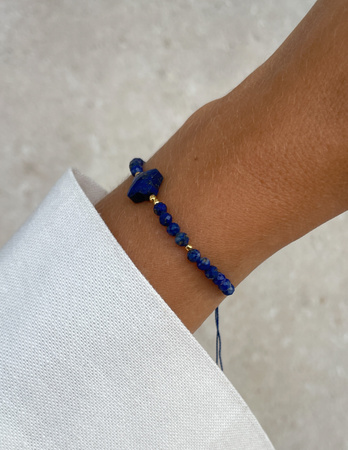 Bransoletka na nici z lapisu lazuli z koniczyną - inspiracja, mądrość, prawda