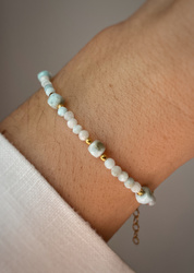 Bracelet on an elastic band with khaki cubic zirconia and natural pearl