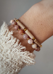 Bracelet on an elastic band with khaki cubic zirconia and natural pearl