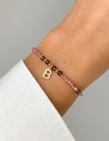 Bransoletka na nici z rodonitem, kwarcem dymnym i literką