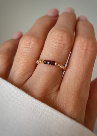 Pierścionek granat cyrkonia szampańska