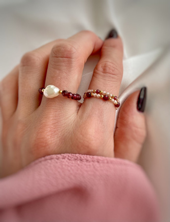 Pierścionek elastyczny kamienie naturalne cyrkonia beżowa i granat