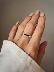 Elastic ring with natural spinel stones and pearls