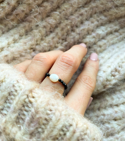 Black elastic spinel ring with pearl