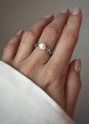 Elastic ring with natural stones labradorite and pearl