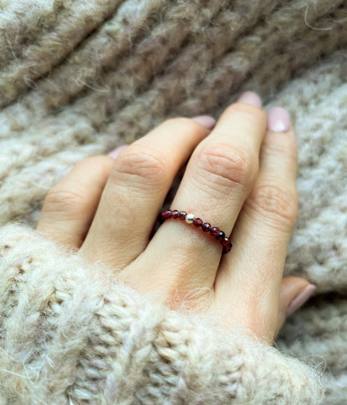 Pierścionek elastyczny kamienie naturalne granat