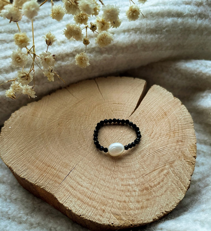 Pierścionek elastyczny spinel czarny z perłą