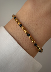 Bracelet on an elastic band with khaki cubic zirconia and natural pearl