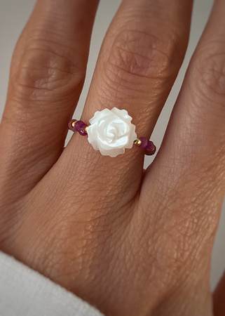 Pierścionek elastyczny różowy turmalin, rubin, róża masa perłowa, ochrona, bogactwo