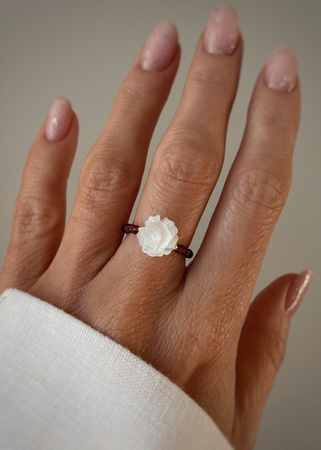 Pierścionek elastyczny granat, róża z masy perłowej, obfitość, odwaga, pewność siebie