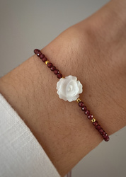 Bransoletka na nici z granatu i róży z masy perłowej, obfitość, odwaga, pewność siebie