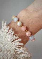 Bracelet on an elastic band with khaki cubic zirconia and natural pearl