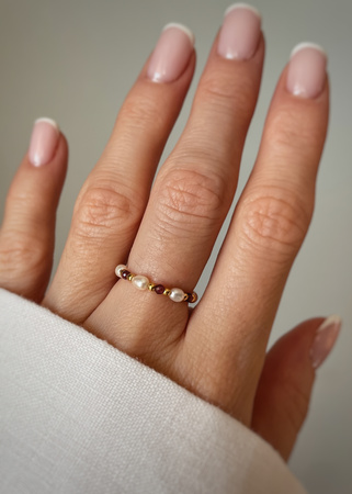 Pierścionek elastyczny granat perła naturalna