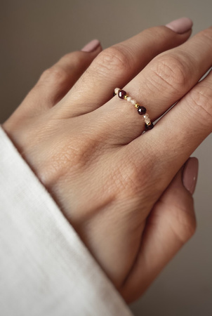 Pierścionek elastyczny kamienie naturalne cyrkonia beżowa i granat