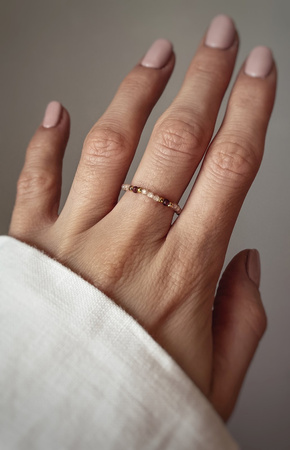 Pierścionek elastyczny kamienie naturalne cyrkonia beżowa i granat