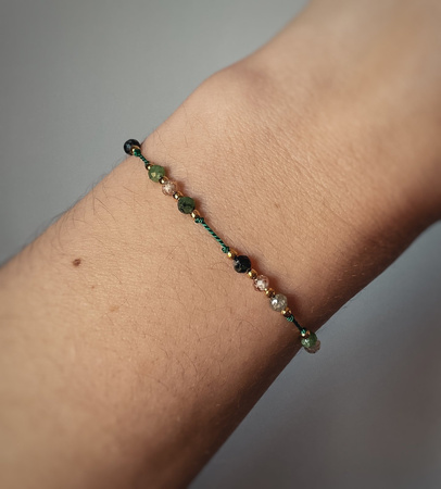 Bransoletka kamienie naturalne zoisyt z rubinem cyrkonia szampańska nić jedwabna