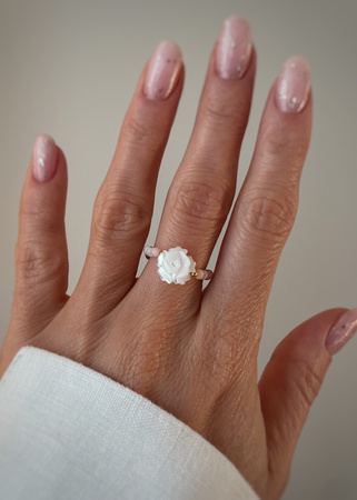 Pierścionek elastyczny opal, róża z masy perłowej, ochrona, optymizm, dobrobyt, pewność siebie