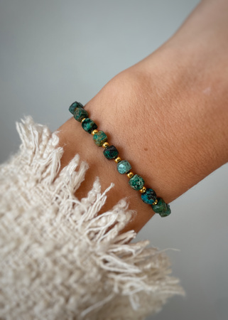 Bransoletka na gumce z turkusów afrykańskich