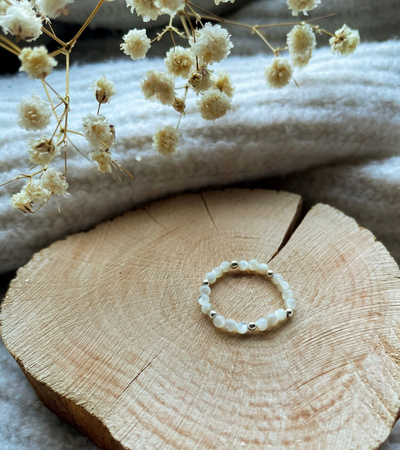 Elastic ring, natural stones, white shell