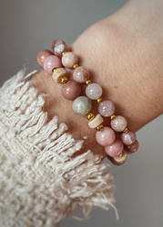 Bracelet on an elastic band with khaki cubic zirconia and natural pearl