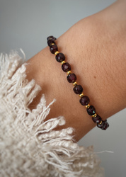 Bracelet on an elastic band with khaki cubic zirconia and natural pearl