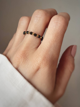 Elastic ring with natural obsidian stones