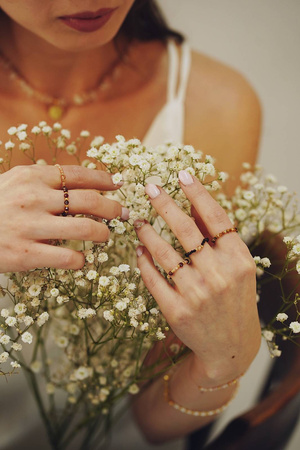 Pierścionek elastyczny kamienie naturalne granat