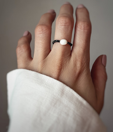 Pierścionek elastyczny spinel czarny z perłą