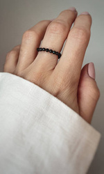 Elastic ring with natural obsidian stones