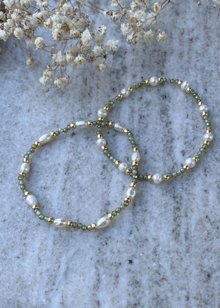 Bransoletka na gumce cyrkonia khaki i perła naturalna