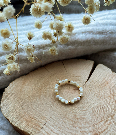 Pierścionek elastyczny kamienie naturalne muszla biała