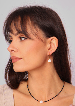 Kolczyki pozłacane z masą perłową róża